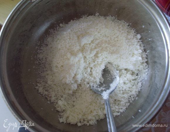 Протереть через сито творог. Добавить к нему сметану.