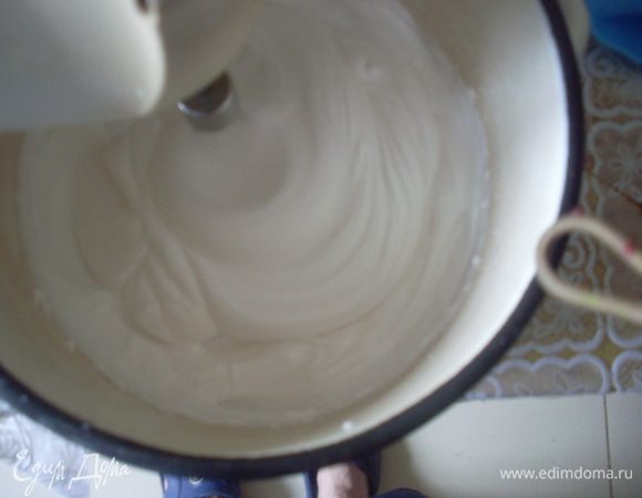 Взбить белки до устойчивых пиков. В кастрюльке побольше сварить желе из 2 чайных ложек агара и 120 мл воды. Кипятить 2 минуты постоянно помешивая. Добавить сахар и довести до кипения. Вливать в белки кипящий сахарно-агаровый сироп не прекращая взбивания.