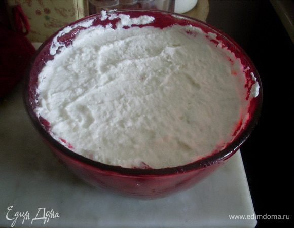 Быстро смешать белки с творогом и выложить в миску со смородиновым желе. Поставить в холодильник и подождать минимум 40 минут. Чтобы вынуть десерт, надо опустить его в миску с горячей водой (предполагалось на 30 секунд, но мне не помогли и 2 минуты, поэтому я провела по стенкам ножом и перевернула на тарелку).