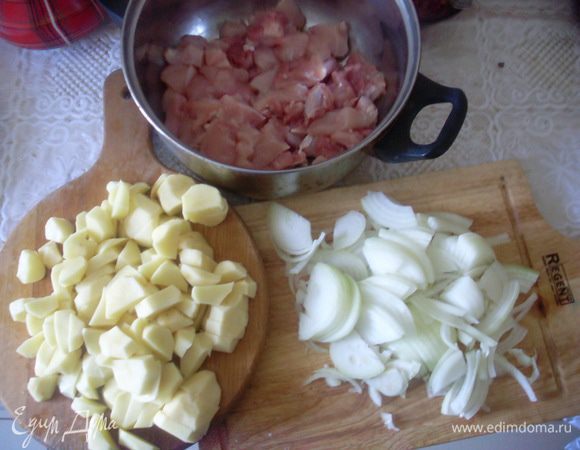 Отделить у курицы окорочка, снять кожу, убрать жир. Отделить мясо от косточек. Отделить грудку без кожи от кости. Порезать кубиками. Получилось около 500 грамм куриного филе. Остов и косточки поставить варить для бульона. Почистить картофель, порезать (очищенного получилось около 500 грамм). Очистить и порезать лук.