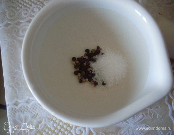 Замесить тесто - порубить масло  с мукой, добавить  соль и кефир. Тесто сложить на 10 минут в морозилку или на 1 час в холодильник. Растереть в ступке перец с солью.