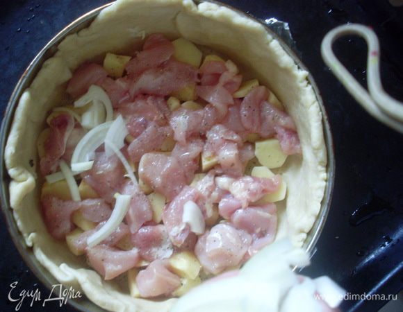 Каждый слой присыпать солью с перцем. следующий слой - курица, а сверху лук. Повторить слои.