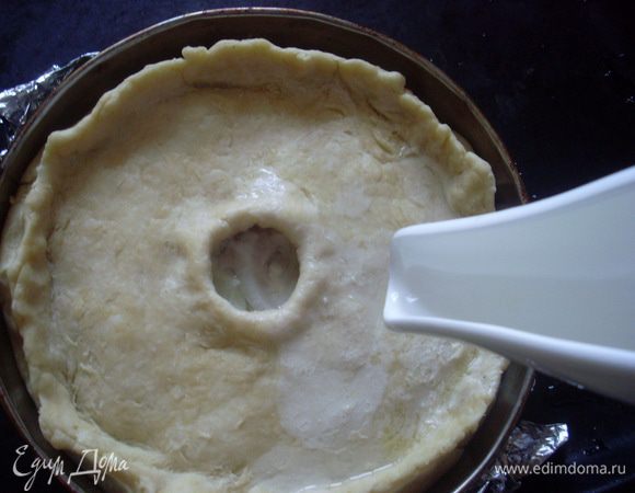 Раскатать "крышечку" по размеру формы. Хорошо залепить края и сделать в центре довольно большое отверстие. В отверстие налить кипящий бульон или просто кипяток. Выпекать в разогретой до 160 градусов духовке 2,5 часа.