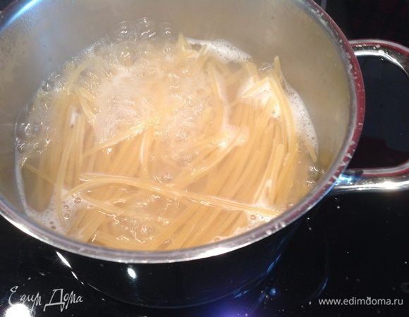 Отварите спагетти в подсоленной воде до состояния аль денте, добавьте 1 ст л оливкового масла, накройте крышкой и дайте настояться.