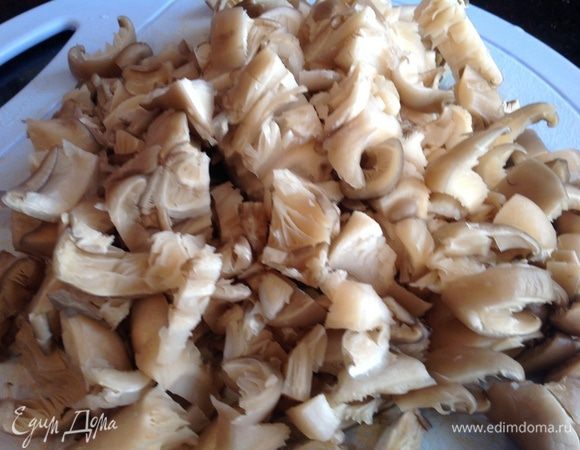 Грибы нарежьте, обжарьте на раскаленной сковороде, примерно 6-8 минут, до тех пор пока сок выделенный вешенками почти весь не выпарится.