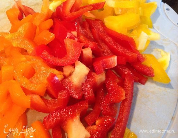 Болгарский перец тонко нарежьте.