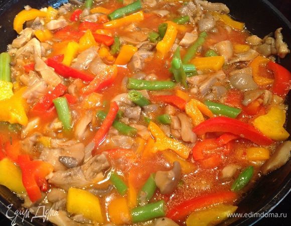 На этом этапе, если бы у меня были свежие сочные помидоры, я бы сняла с 4 шт. кожицу, порезала и добавила бы к грибам... но, к сожалению... поэтому я взяла 2 ст. л. томатной пасты, разбавила 1 ст кипятка и добавила к грибам. Приправьте перцем и посолите. Продолжайте тушить 10 минут. 