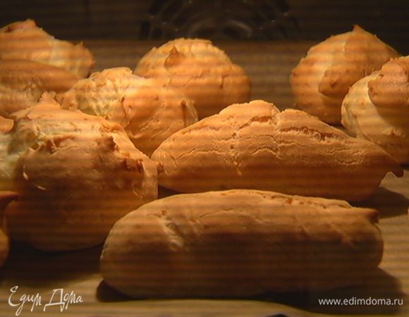 Затем, не открывая духовку, понизить температуру до 160°С и выпекать еще 15 минут.