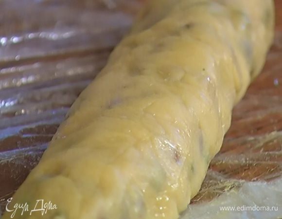 Сформировать из него колбаску, завернуть в пищевую пленку и отправить в холодильник минимум на 30 минут, а лучше на ночь.