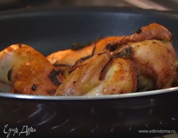 Если тушки большие, можно сначала запечь одного цыпленка, а затем второго.