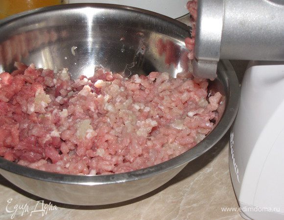 Мясо прокрутить на мясорубке вместе с луком. Можно использовать любое мясо - говядину, свинину. У меня была свиная шея.