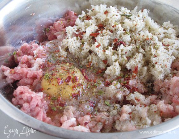 Соединить в миске мясной фарш, размоченный в молоке хлеб, яйцо. Добавить растертую в ступке зиру, паприку. Посолить и поперчить по вкусу. Вымешать фарш и сформировать небольшие шарики. Обвалять их в манной крупе.