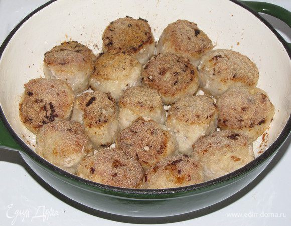 Разогреть в сковороде оливковое масло и обжарить шарики со всех сторон.