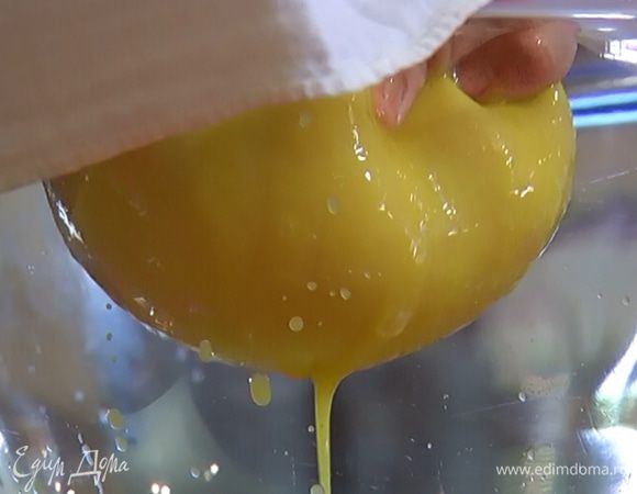 Поместить массу в марлю и отжать лишнюю жидкость.