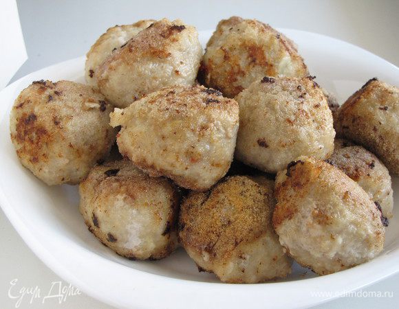 Готовые шарики выложить на тарелку.