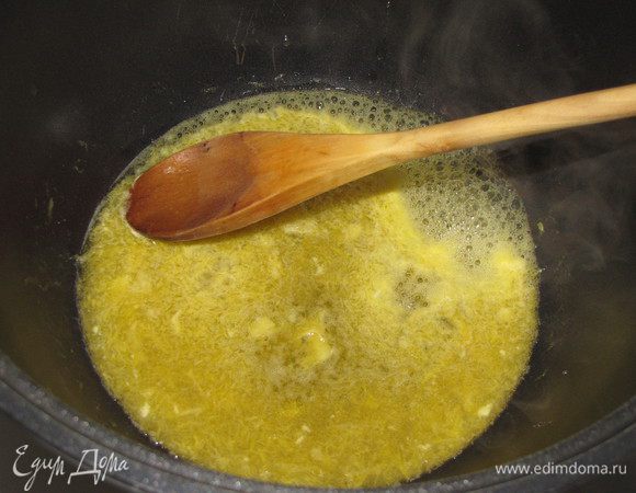 Теперь займемся соусом. В сотейнике растопить мед, добавить винный уксус и прогреть 1 минуту. Добавить апельсиновый сок и, помешивая, выпарить примерно до половины.