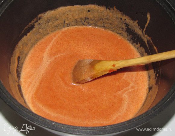Добавить томатное пюре, посолить и перемешать.