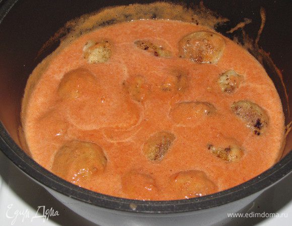 Соединить шарики с соусом и томить на медленном огне под крышкой 20 минут.