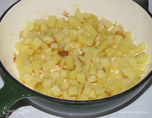 Картофель нарезать таким же кубиком и пожарить в отдельной сковороде. Затем соединить с баклажанами  и перемешать.