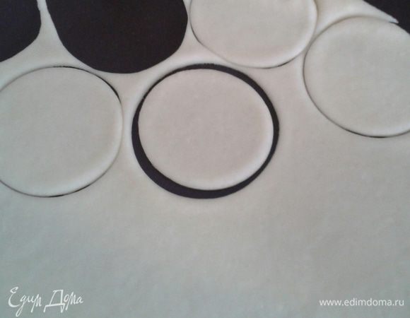 Приготовим тесто. В крутой кипяток вылить ложку растительного масла, посолить.  Муку просеять, высыпать в чашку и заварить кипятком (на такое количество муки понадобится чуть меньше чем половины стакана кипятка), замесить тесто. Оставить его отдыхать на 30 минут. Из такого количества теста получается около 35 кундюмов, поэтому порцию теста можно удвоить!