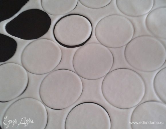  Приготовить начинку: лук, грибы мелко нарезать. 