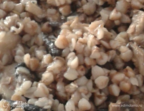 На разогретую сковородку, выложить лук, когда лук станет прозрачным  добавить  грибы, готовить до тех пор, пока грибы не станут немного золотистыми. Отваренную заранее гречку смешать с грибам (грибы могут быть любые у меня были шампиньоны).