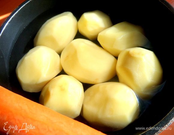 Картофель заранее почистить и держать в холодной воде.