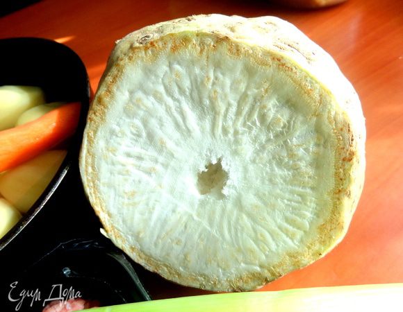 Сельдерей тоже очистить непосредственно перед применением.