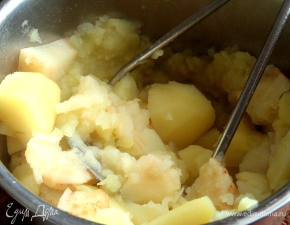 Вытащить лаврушку и сразу начинать мять пюре!