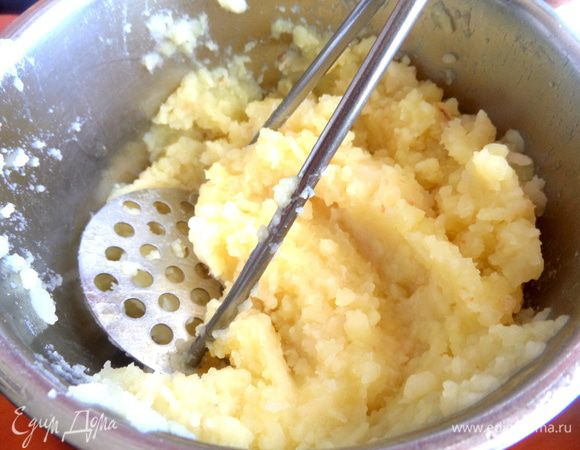 Мне хватило оставшейся при варке жидкости, но можно добавить горячего молока.