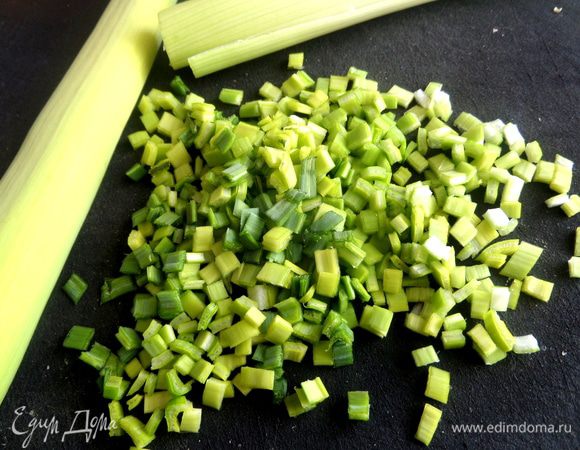 Зелень порея измельчить...