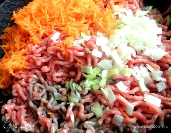 Готовим начинку: фарш отправить на сковороду с маслом вместе с тёртой морковкой и белой частью порея.