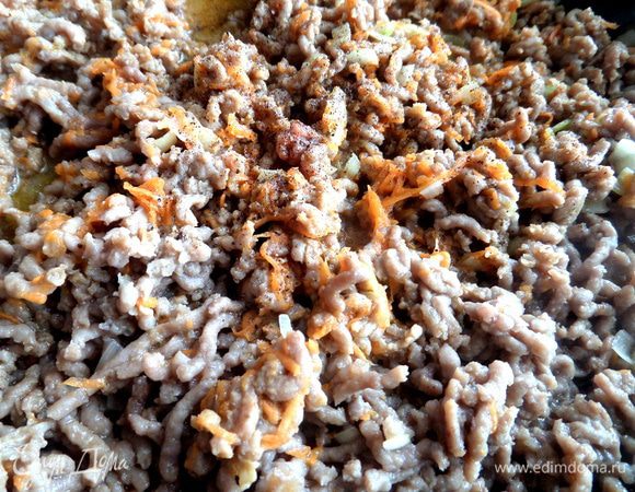 Обжарить до полуготовности с перцем,солью.