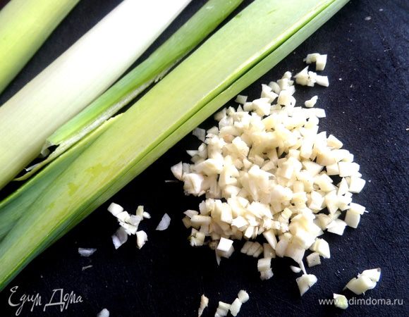 Теперь секрет, который я подсмотрела на одном видео от шеф-повара! Порубить чеснок...