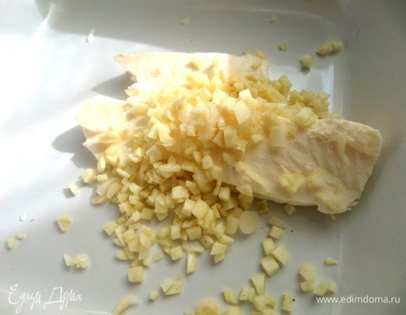 Берём мягкое масло и смешиваем его с чесночком прямо в форме!