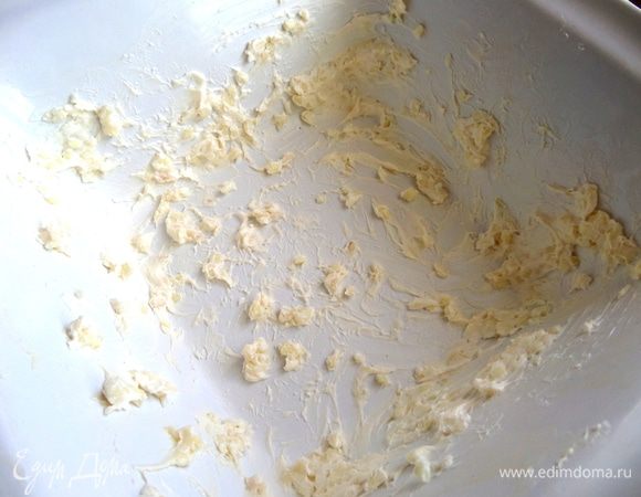 Размазываем состав по дну и стенкам формы!