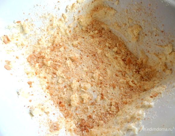 Посыпала своими любимыми сухарями из булки)))