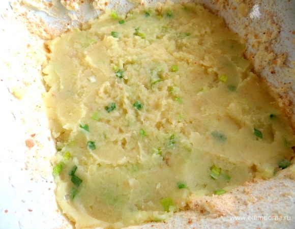 Укладываем половину пюре на дно.