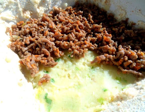 Выкладываем на пюре фарш...