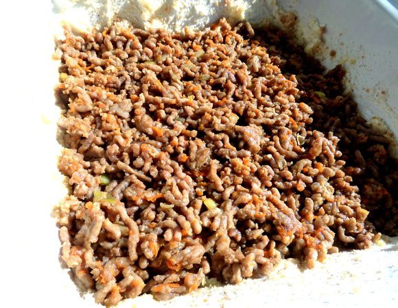 Фарш прижимаем ложкой или лопаточкой ровным слоем.