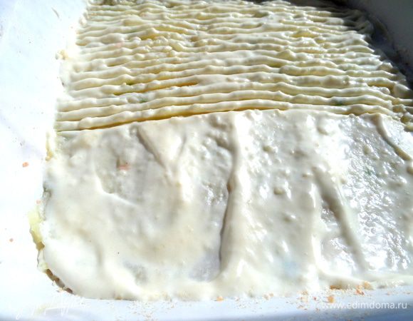 Замазываем верх сметаной или майонезом.