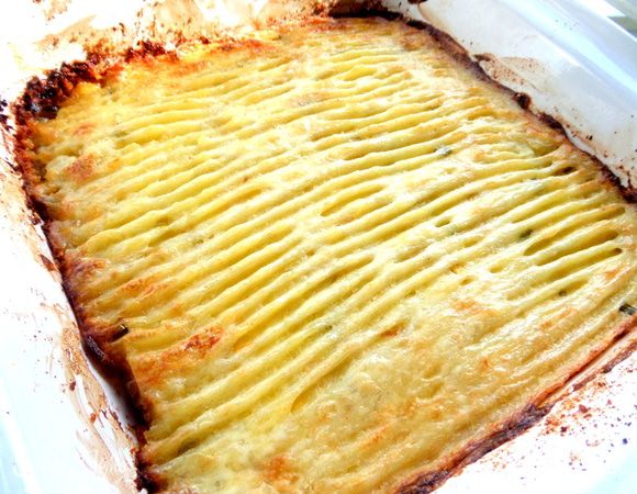 Моя форма с крышкой (сын привёз из Англии!) позволяет подать блюдо прямо в ней на стол)))