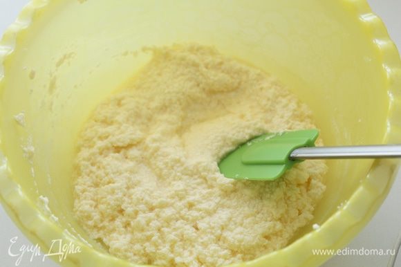 Взбить сахар со сливочным маслом, добавить по одному яйца, продолжая взбивать.