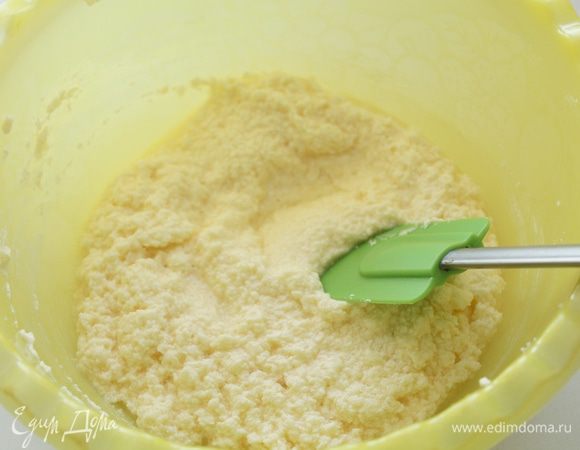 Взбить сахар со сливочным маслом, добавить по одному яйца, продолжая взбивать.