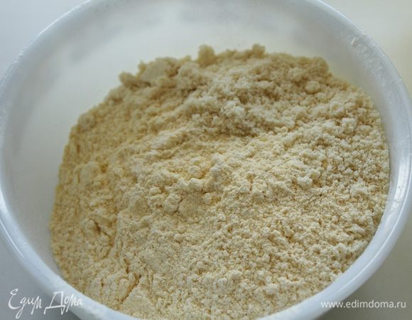 Отдельно смешать муку, кукурузную муку, молотый миндаль, соль, пекарский порошок,