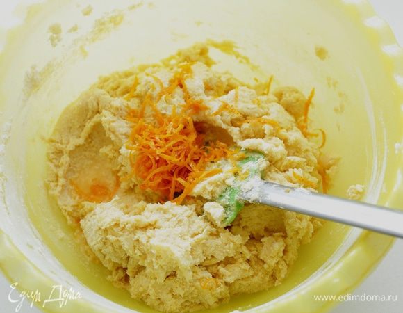 Мучную смесь добавить к сливочной смеси, перемешать с помощью лопаточки. Добавить сок и цедру апельсина. Перемешать.