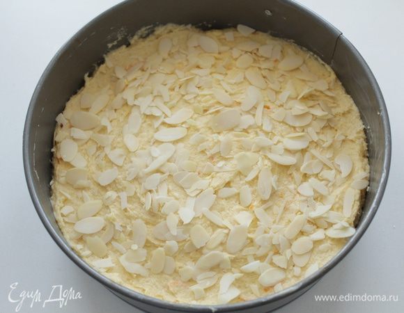 Выпекать в форме 22 см, смазанной маслом и посыпанной мукой 30-40 мин в духовке 180-200 градусов. Посыпать миндальными лепестками.