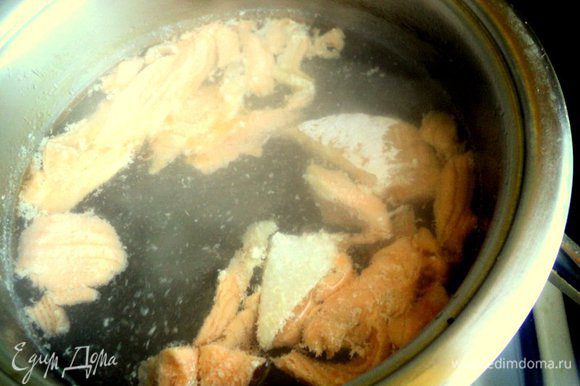 Филе рыбы помыть, нарезать кусочками, положить в кастрюлю (1.6 л) и залить холодной водой. Нагреть до кипения, удалить пенку, добавить соль и уменьшить огонь. Варить при слабом кипении около 10 минут.