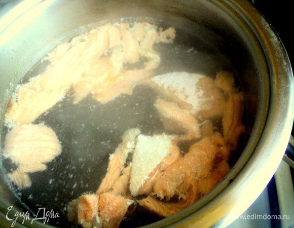 Филе рыбы помыть, нарезать кусочками, положить в кастрюлю (1.6 л) и залить холодной водой. Нагреть до кипения, удалить пенку, добавить соль и уменьшить огонь. Варить при слабом кипении около 10 минут.