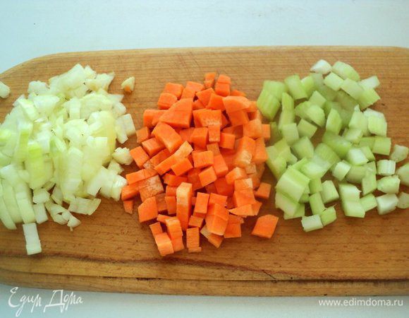 Морковь, лук и сельдерей почистить и помыть. Морковь нарезать кубиками, лук измельчить, а стебли сельдерея мелко нарезать.